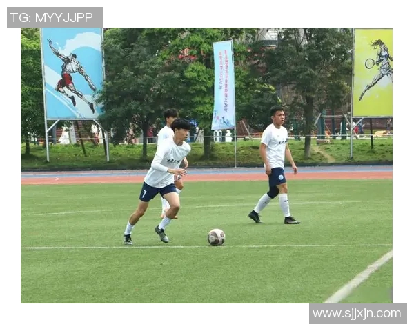 现役足球巨星驰骋绿茵场展现无与伦比的速度与力量