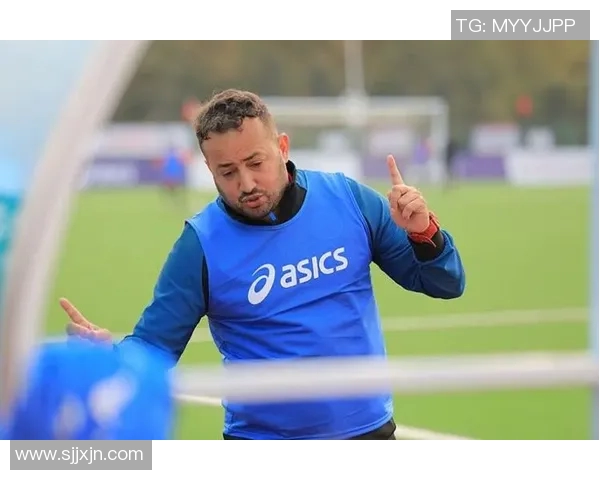 男足球星转型执教生涯探秘从绿茵场到教练席的蜕变之路